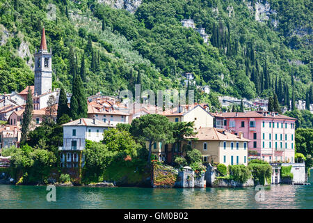 Il pittoresco villaggio sul lago di Varenna sul lago di Como in Lombardia, Italia. Foto Stock