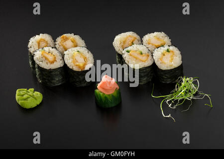 Fresche fatte I sushi giapponesi Le bobine con cetrioli Foto Stock