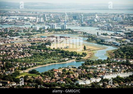 Una vista di Portsmouth da Gosport come parti del paese sono impostati per tempo caldo. Foto Stock