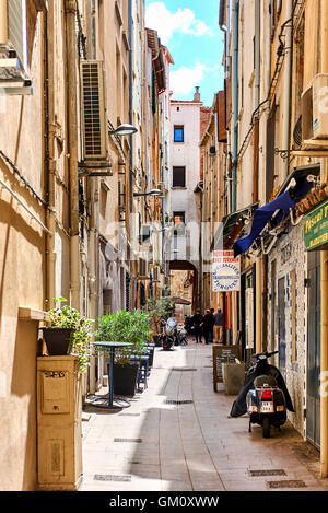 Incantevole stradina nel centro storico di Perpignan in primavera Foto Stock