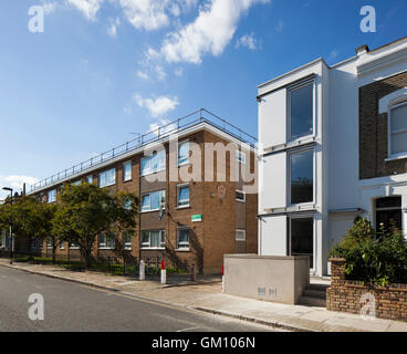 Giorno tempo street view con ante aperte. La casa attiva, Londra, Regno Unito. Architetto: Professor Stephan Gage, 2013. Foto Stock