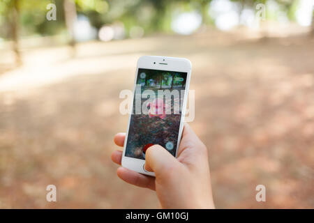 Empoli, Italia - 26 Luglio 2016: Nintendo Pokemon andare la Realtà aumentata sullo smartphone. Il giocatore nel parco con la mano il touchs Foto Stock