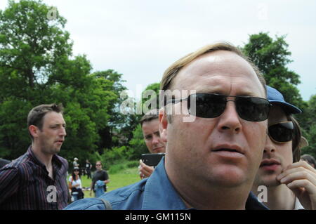 Alex Jones al Bilderberg protesta, nella motivazione di The Grove Hotel, Watford, Hertfordshire, Regno Unito. Foto Stock