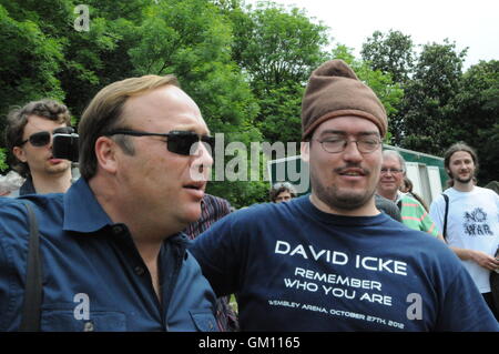 American 'shock jock', Alex Jones con un ventilatore, alla protesta contro il gruppo Bilderberg, nella motivazione di The Grove Hotel, Regno Unito Foto Stock