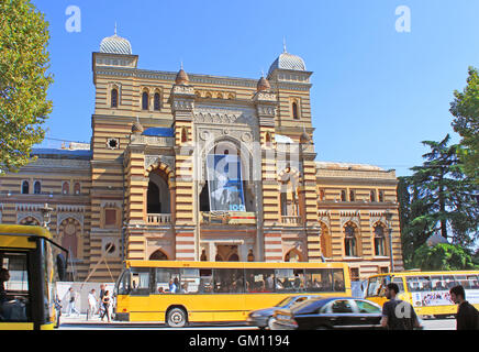 TBILISI, Georgia - 30 settembre 2010 : facciata del Georgian National Opera e del Balletto di Tbilisi in stile orientale Foto Stock