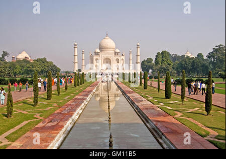 AGRA, India - 18 ottobre 2008: persone non identificate sono visitare Taj Mahal di Agra, India Foto Stock
