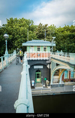 Blocco di Richmond e passerella è un lucchetto e un ponte pedonale sul Fiume Tamigi a Londra, Regno Unito Foto Stock