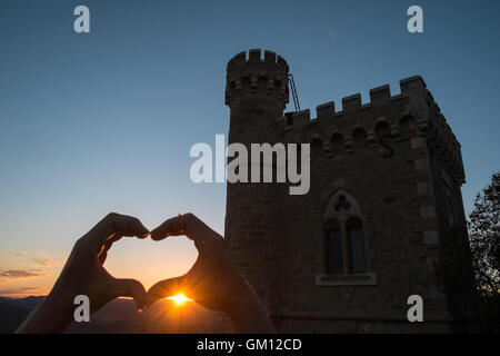 Tramonto al Tour Magdala,Magdala Tower, Chateau di storia e di mistero a Rennes le Chateau,hilltop village in Aude. Foto Stock
