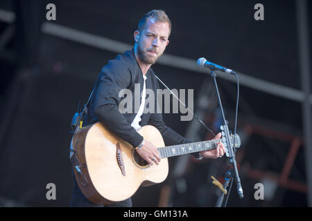 James Morrison effettuando in corrispondenza di Hylands Park a Chelmsford,Essex,nel pomeriggio di sabato 20 agosto a questo anni V Festival. Foto Stock