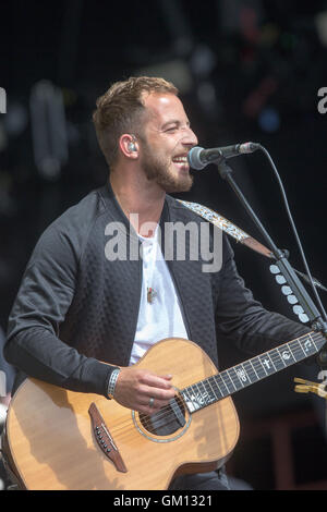 James Morrison effettuando in corrispondenza di Hylands Park a Chelmsford,Essex,nel pomeriggio di sabato 20 agosto a questo anni V Festival. Foto Stock