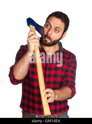 Con Lumberjack plaid shirt rade la barba con la lama di ax su sfondo bianco. Foto Stock