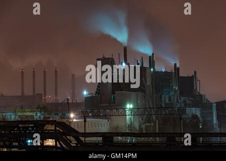 La stazione di potenza con Steam cloud soffiata dal vento in un freddo inverno stellato di notte Foto Stock