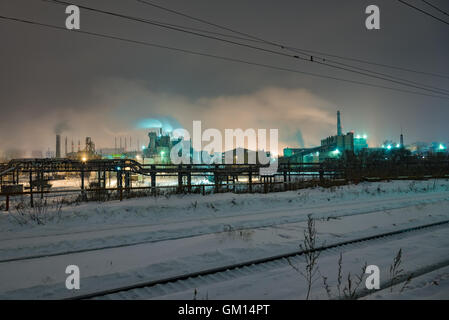 La stazione di potenza con Steam cloud soffiata dal vento in un freddo inverno stellato di notte Foto Stock