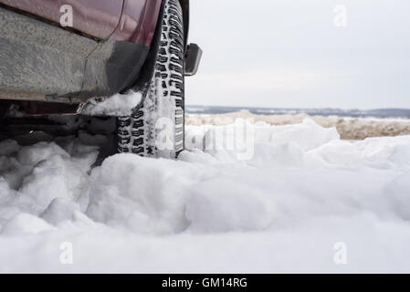 Auto con montate le catene da neve in ambiente invernale Foto Stock