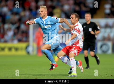 Stoke City's Marko Arnautovic (sinistra) e Stevenage's Charlie Lee (destra) battaglia per la sfera durante la Coppa EFL, secondo round in abbinamento al Lamex Stadium, Stevenage. Foto Stock