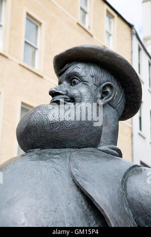 Statua di Desperate Dan dal Dandy comico, City Square, Dundee, Scotland, Regno Unito Foto Stock