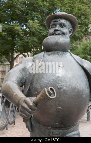 Statua di Desperate Dan dal Dandy comico, City Square, Dundee, Scotland, Regno Unito Foto Stock