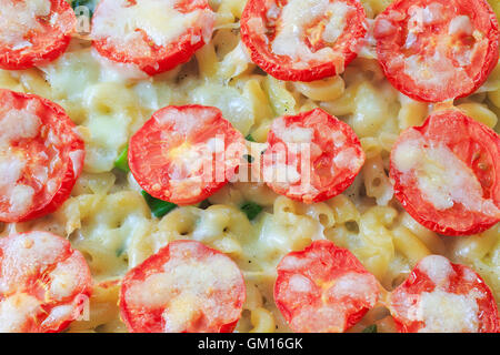 La pasta di formaggio casseruola con i pomodori. Foto Stock