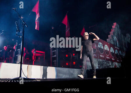 Milano Italia. 02Th Aprile 2011. Cantante britannico e il bassista Roger Waters suona dal vivo sul palco al Mediolanum Forum durante la 'Wal Foto Stock