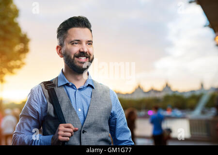 Hipster imprenditore in maglietta blu nella città Foto Stock