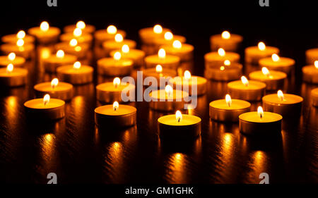 Molte candele accese con profondità di campo - Concetto di pace Foto Stock