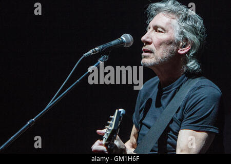 Milano Italia. 02Th Aprile 2011. Cantante britannico e il bassista Roger Waters suona dal vivo sul palco al Mediolanum Forum durante la 'Wal Foto Stock