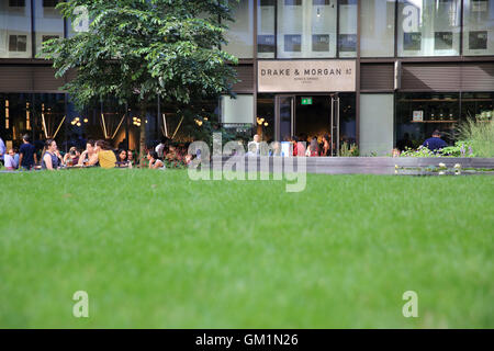 Drake & Morgan Kings Cross ristorante, su Pancras Square, a nord di Londra, Inghilterra, Regno Unito Foto Stock