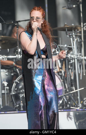 Jess Glynne eseguendo a Hylands Park a Chelmsford,Essex,nel pomeriggio di sabato 20 agosto a questo anni V Festival. Foto Stock