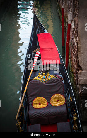 Sede sulla Gondola a Venezia Italia Foto Stock