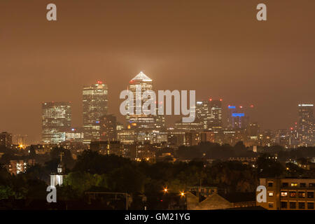 Un tempo di notte vista sullo skyline di Londra attorno a Canary Wharf Foto Stock