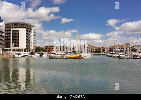 Il volto moderno di Ocean Village in Southampton Foto Stock