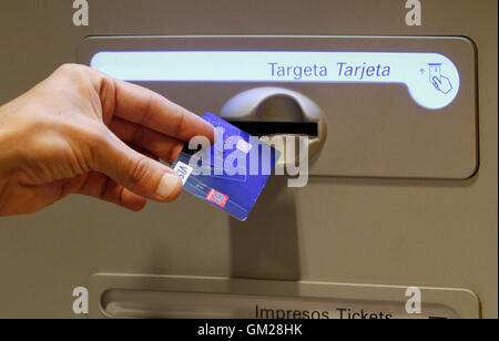 Inserimento di una carta di credito in un atm Foto Stock