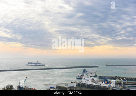 Dover Harbour visto dalla scogliera. Foto Stock