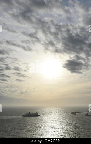 Dover Harbour visto dalla scogliera. Foto Stock