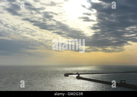 Dover Harbour visto dalla scogliera. Foto Stock