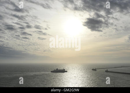 Dover Harbour visto dalla scogliera. Foto Stock