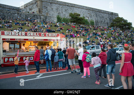 In coda per il cibo spazzatura in un fast food van. Gli spettatori in attesa per l'inizio della nazionale di fuochi d' artificio campionati su Plymouth Hoe. Foto Stock