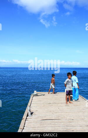 Bambini locali giocare al molo a Moyo island Sumbawa in Indonesia. Foto Stock