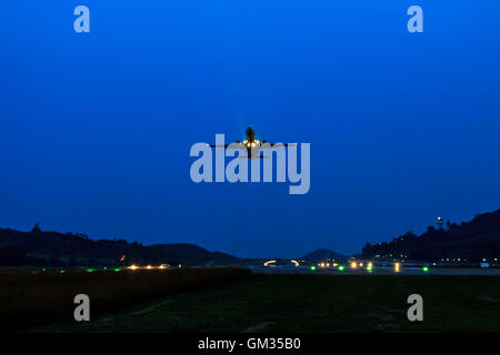 Il passeggero aereo decollare da piste di notte Foto Stock