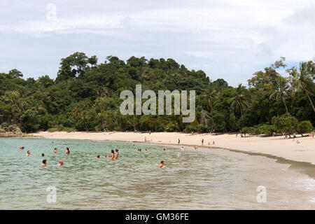 I turisti la balneazione nell'Oceano Pacifico, Manuel Antonio National Park Beach, Pacific Coast, Costa Rica, America Centrale Foto Stock