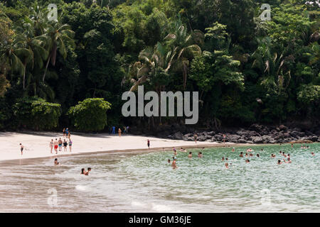 Le persone che si godono la spiaggia, il Parco Nazionale di Manuel Antonio, Costa del Pacifico, Costa Rica, America Centrale Foto Stock