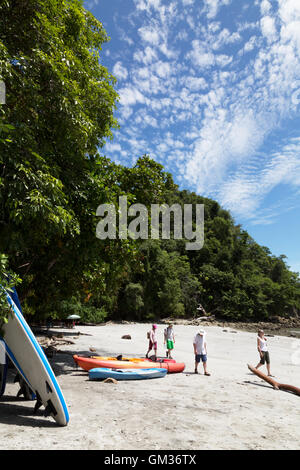 I turisti sulla spiaggia sport acquatici attività all'aperto, Playa Biesanz, Parco Nazionale di Manuel Antonio, Costa Rica Foto Stock