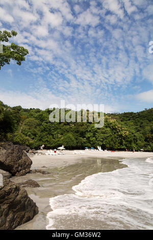 Playa Biesantz spiaggia al Parco Nazionale di Manuel Antonio, Costa del Pacifico, Costa Rica, America Centrale Foto Stock