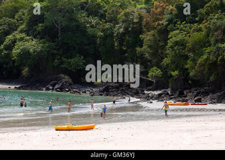 Parco Nazionale di Manuel Antonio; i turisti sulla spiaggia sport acquatici attività all'aperto, Playa Biesanz, Parco Nazionale di Manuel Antonio, Costa Rica Foto Stock