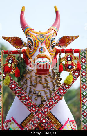 Massive giovenco effigi visualizzato durante til festival tempio a Poruvazhy Malanada tempio in Malanada, Kerala, India. Foto Stock