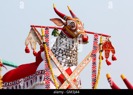 Massive giovenco effigi visualizzato durante til festival tempio a Poruvazhy Malanada tempio in Malanada, Kerala, India. Foto Stock