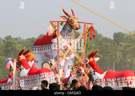 Massive giovenco effigi visualizzato durante til festival tempio a Poruvazhy Malanada tempio in Malanada, Kerala, India. Foto Stock