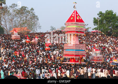 Massive giovenco effigi visualizzato durante til festival tempio a Poruvazhy Malanada tempio in Malanada, Kerala, India. Foto Stock