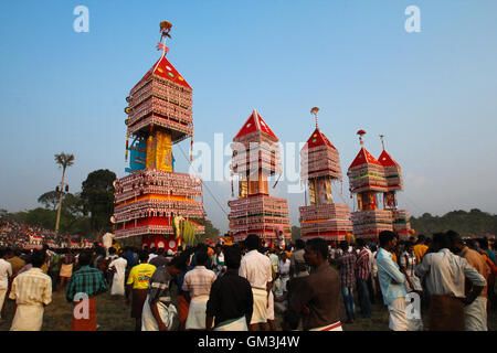 Massive giovenco effigi visualizzato durante til festival tempio a Poruvazhy Malanada tempio in Malanada, Kerala, India. Foto Stock