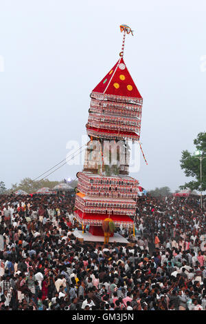 Massive giovenco effigi visualizzato durante til festival tempio a Poruvazhy Malanada tempio in Malanada, Kerala, India. Foto Stock